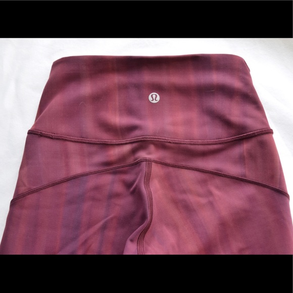 In Movement 25" leggings linear spray Garnet - Picture 2 of 7